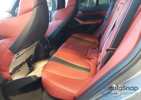 2021 BMW X5 M z USA, uszkodzony, nr VIN 5YMJU0C07M9E85852